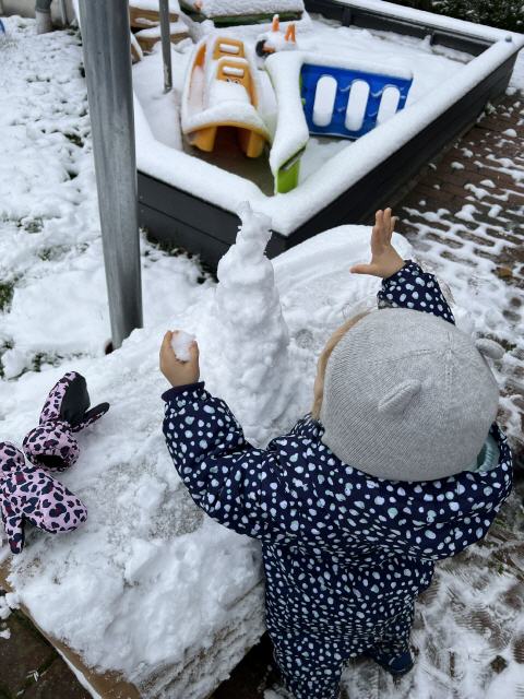 Im Schnee spielen