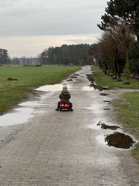 mit dem Bobbycar gehts ins Feld