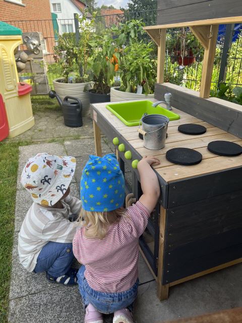 Die Kinder lieben die outdoorküche im Garten